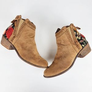 Tiara Embroidered Boho Boots Size 7.5